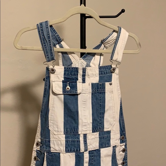 Levi’s Short Overalls - Picture 3 of 6